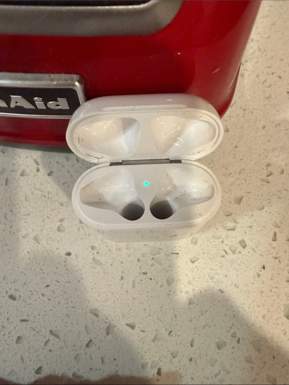 Generation 2 - Apple White Earbuds with Charging Case
